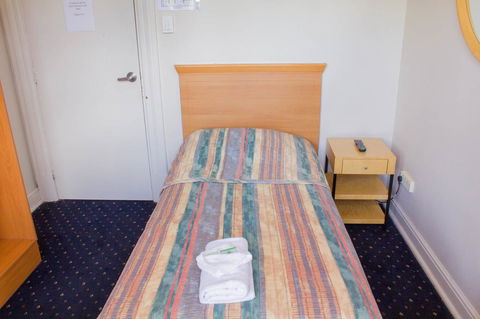 Gardners Inn Hotel - Flights 42