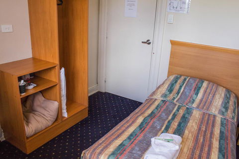 Gardners Inn Hotel - Flights 41