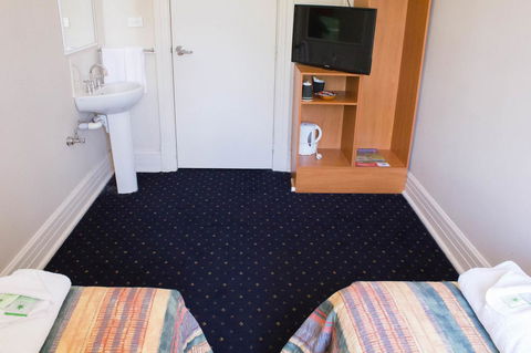 Gardners Inn Hotel - Flights 17
