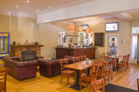 Gardners Inn Hotel - Flights 7