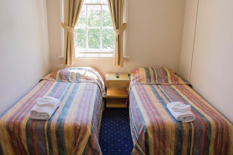 Gardners Inn Hotel - Flights 32