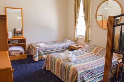 Gardners Inn Hotel - Flights 19