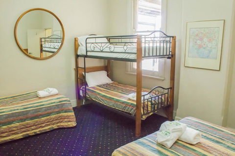 Gardners Inn Hotel - Flights 22