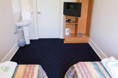 Gardners Inn Hotel - Flights 18