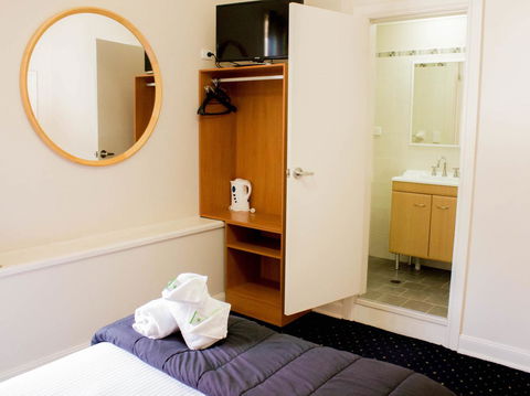 Gardners Inn Hotel - Flights 23