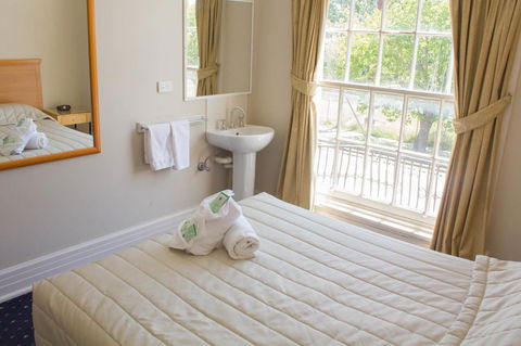 Gardners Inn Hotel - Flights 35