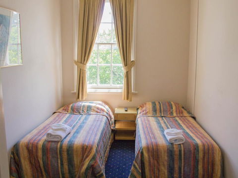 Gardners Inn Hotel - Flights 38