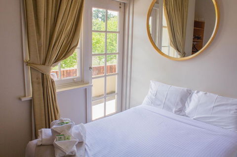 Gardners Inn Hotel - Flights 27