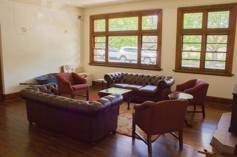 Gardners Inn Hotel - Flights 11
