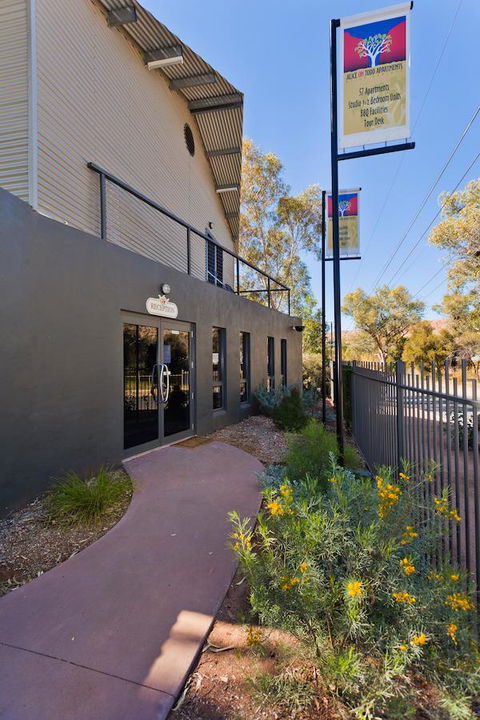 Alice On Todd Apartments - Flights 8