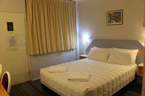 Golden Sands Motor Inn - Flights 16