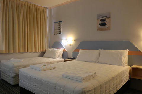 Golden Sands Motor Inn - Flights 12