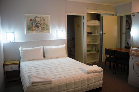 Golden Sands Motor Inn - Flights 1