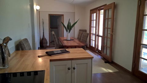 Book Keepers Cottage - Flights 2
