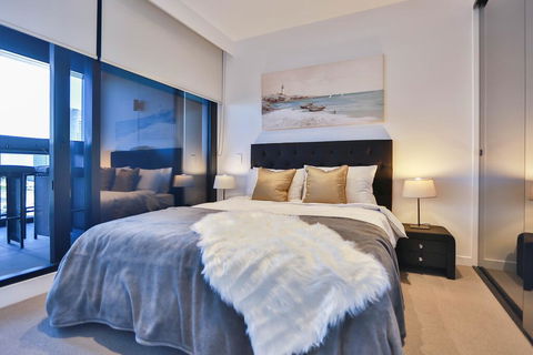 Box Hill Central Sky One Apartment - Flights 1