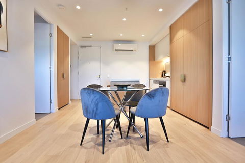 Box Hill Central Sky One Apartment - Flights 3