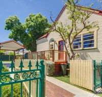 Bright 3-bedroom apartment - Central Armidale - Flights