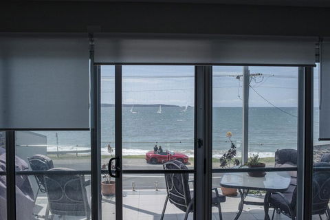 Casey's Beach Retreat - Flights 2