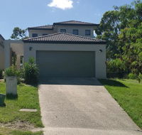 Central Gold Coast Large Modern Elevated House - Flights