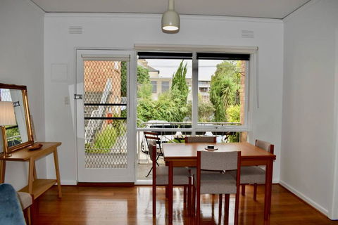Charming 1 Bedroom Apartment In Leafy Green Hawthorn - Flights 3