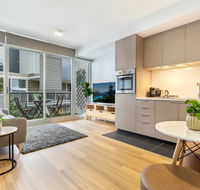 Clean Modern Apartment 15 Mins From City on Tram - Flights