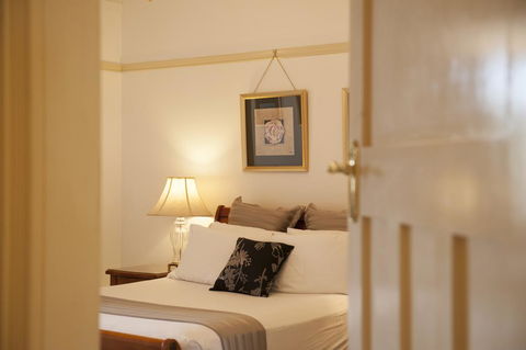 Cobb & Co Court Boutique Hotel - Flights 0