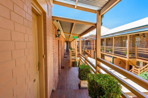 Cobb & Co Court Boutique Hotel - Flights 1