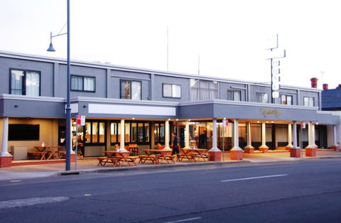 Commodore Motor Inn - Flights 0