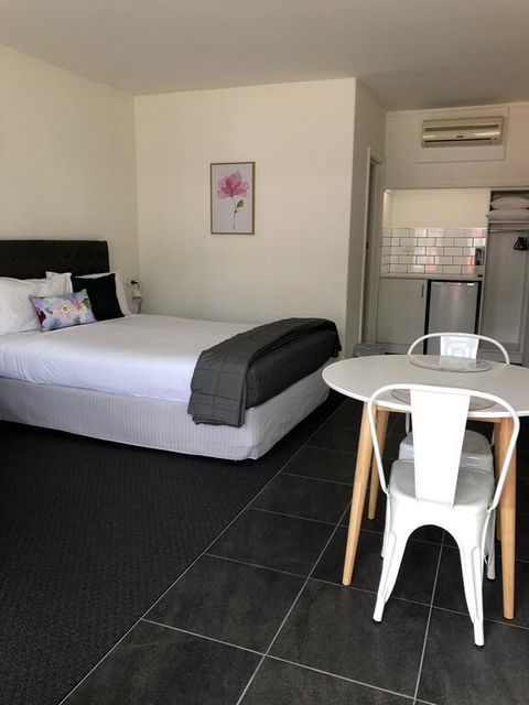 Commodore Motor Inn - Flights 3