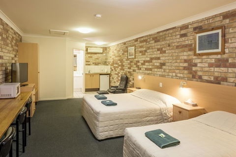 D'Aguilar Hotel Motel - Flights 3