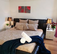 GIRLS ONLY. Large bedroom with KING bed close to everything - Flights