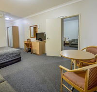 Golden Guitar Motor Inn - Flights