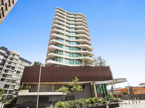 HARBOURSIDE- Hosted By: L'Abode Accommodation - Flights 3