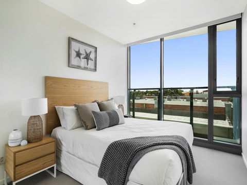 HARBOURSIDE- Hosted By: L'Abode Accommodation - Flights 2