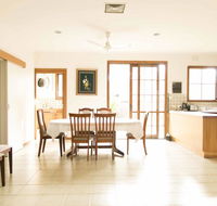 Hawthorn Holiday House - Flights
