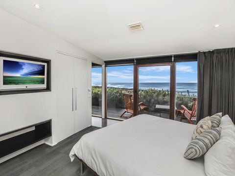 HEARN'S BEACHSIDE VILLA 1 - Flights 3