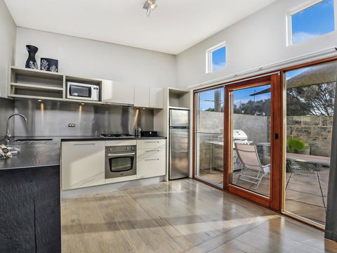 HEARN'S BEACHSIDE VILLA 1 - Flights 2