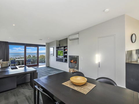HEARN'S BEACHSIDE VILLA 1 - Flights 1