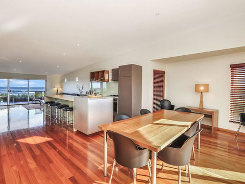 HEARN'S BEACHSIDE VILLA 7 - Flights 2