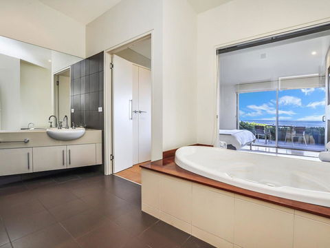 HEARN'S BEACHSIDE VILLA 7 - Flights 1