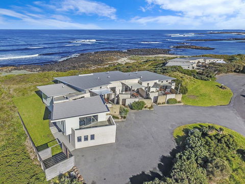 HEARN'S BEACHSIDE VILLA 7 - Flights 0