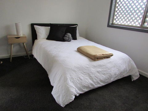 HEATHCOTE SHIRAZ COUNTRY STAYS - Flights 3