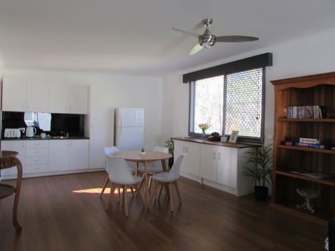 HEATHCOTE SHIRAZ COUNTRY STAYS - Flights 1