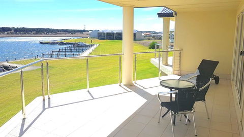 Island Waterfront Getaway - WiFi - Flights 0