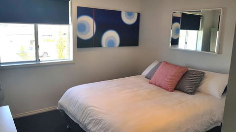 Island Waterfront Getaway - WiFi - Flights 2
