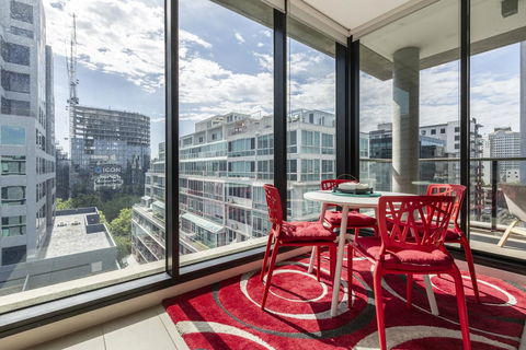 LIGHT, AIRY, SPACIOUS QUEENS ROAD APARTMENT - Flights 1