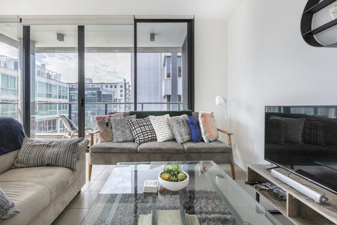 LIGHT, AIRY, SPACIOUS QUEENS ROAD APARTMENT - Flights 2