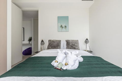 LIGHT, AIRY, SPACIOUS QUEENS ROAD APARTMENT - Flights 3