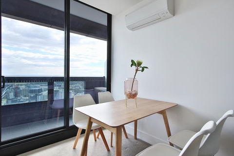 Luxurious And Chic 2BR Apartment In Melbourne CBD - Flights 3