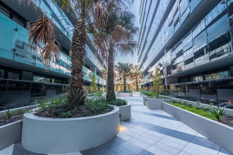 Luxury 2BR Yarra River Views WIFI-Netflix-Pool-Gym - Flights 1